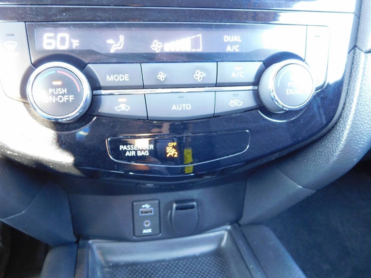 Used 2017 Nissan Rogue SV AWD/4WD image 13