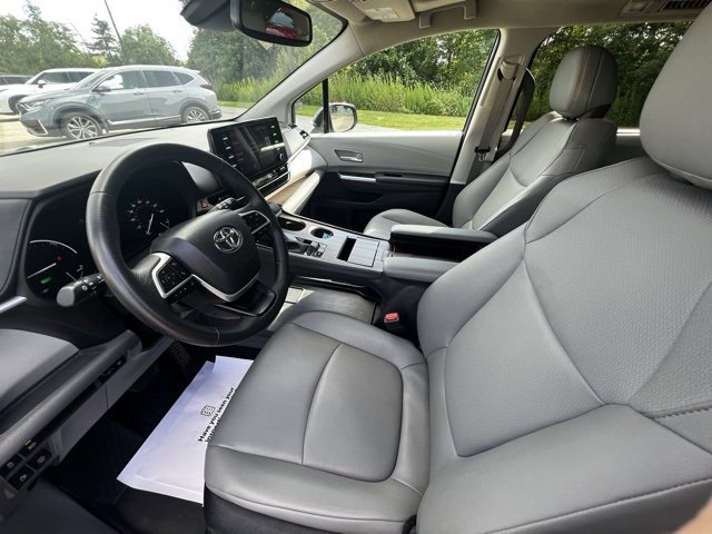 Used 2024 Toyota Sienna XLE image 11