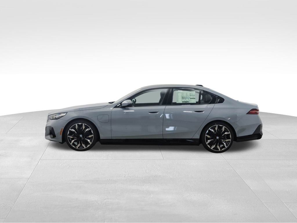 New 2026 BMW 550e xDrive image 3
