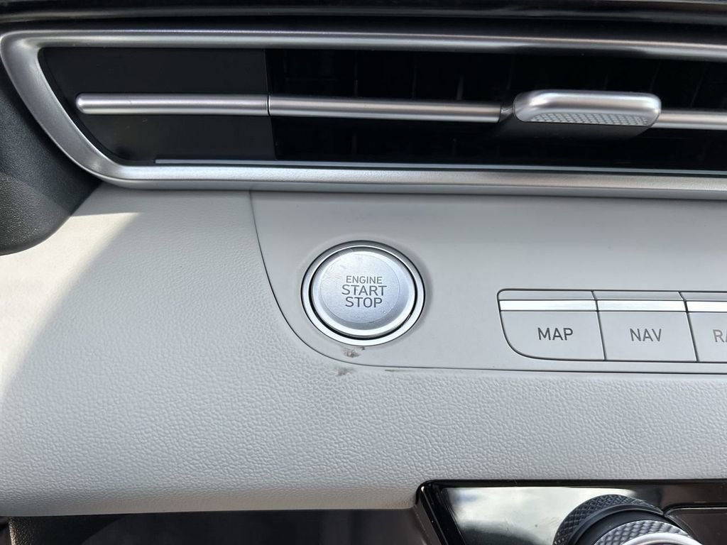 New 2025 Hyundai Elantra Limited image 30