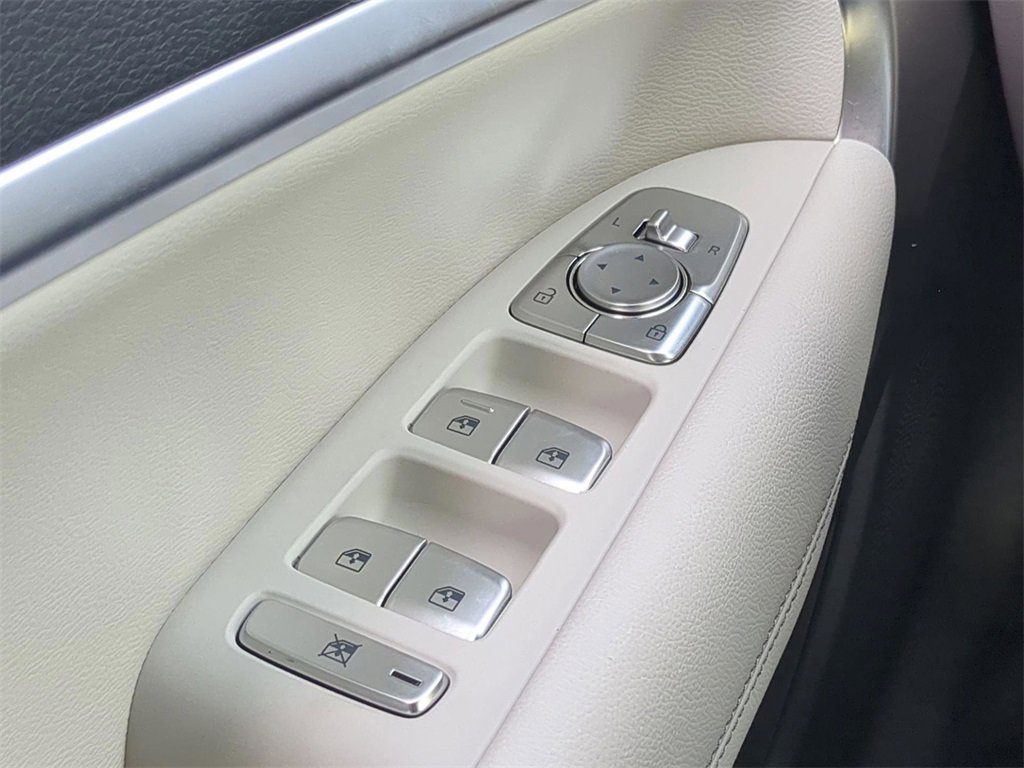 Used 2025 Genesis G70 2.5T image 24