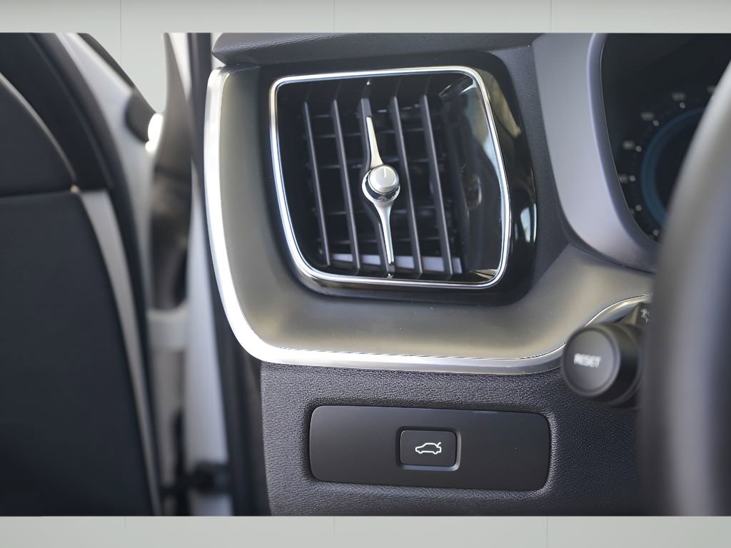 New 2025 Volvo XC60 B5 Core w/ Climate Package image 9