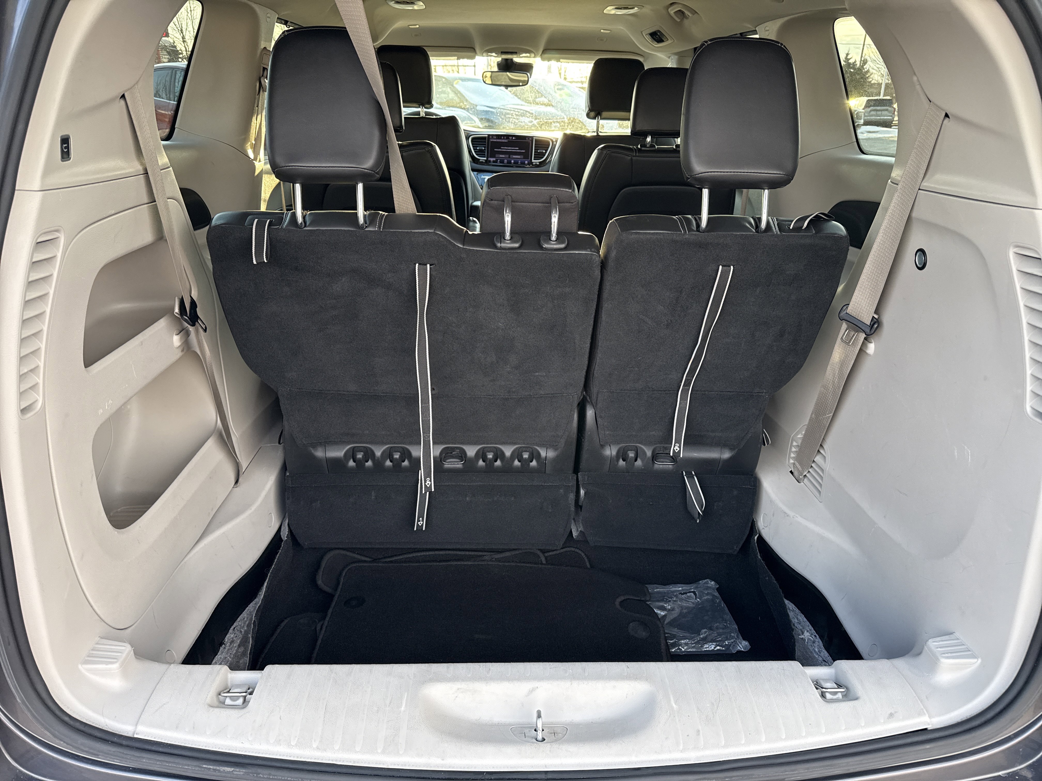 Used 2023 Chrysler Pacifica Touring-L image 7