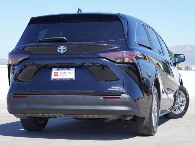 Used 2024 Toyota Sienna XLE FWD image 6