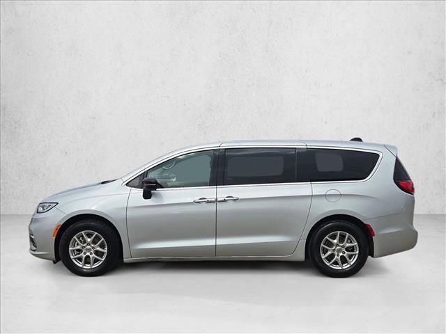 Used 2024 Chrysler Pacifica Touring-L FWD image 8
