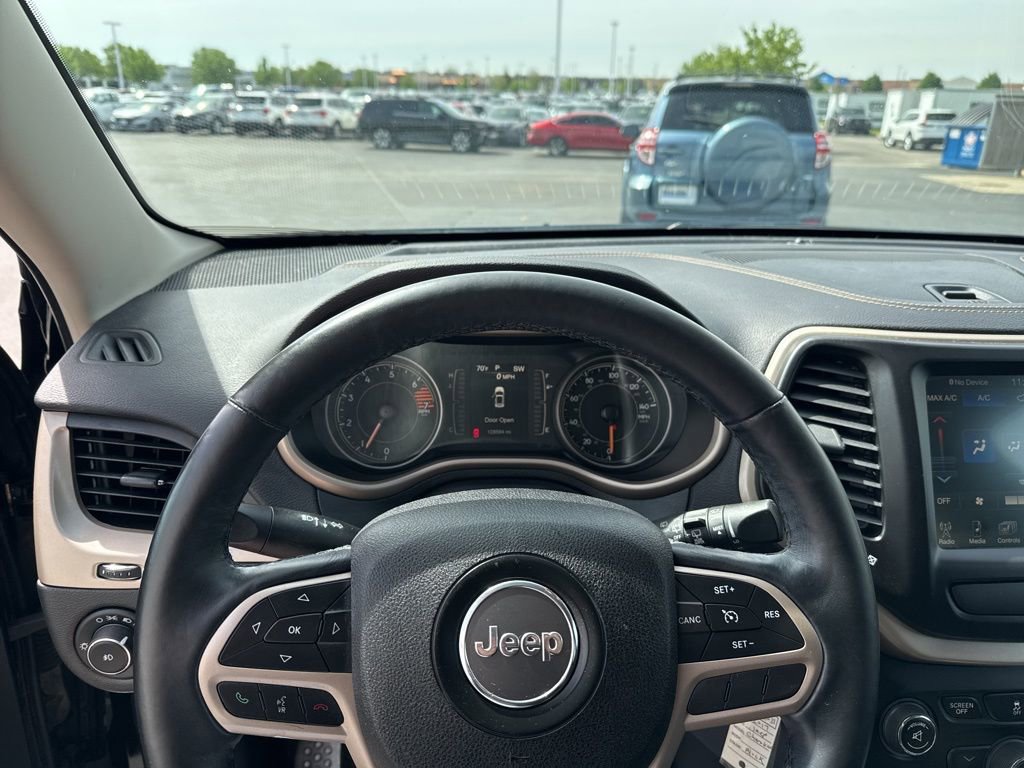 Used 2017 Jeep Cherokee Latitude w/ Cold Weather Group FWD image 12