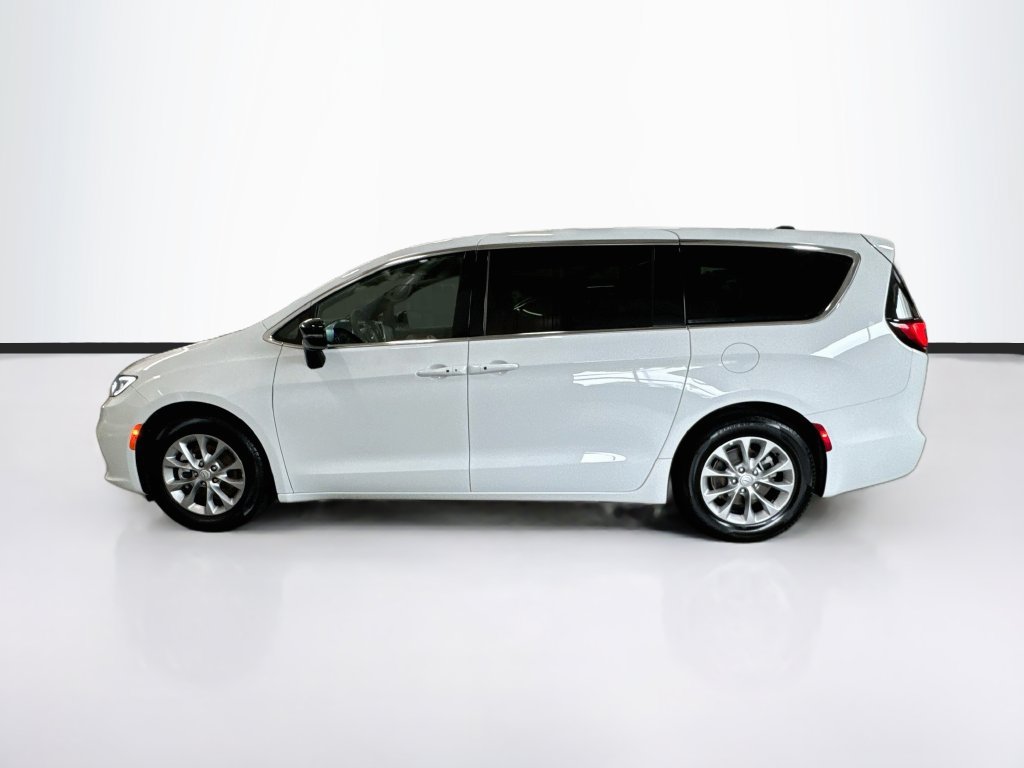 Used 2026 Chrysler Pacifica Limited FWD image 8