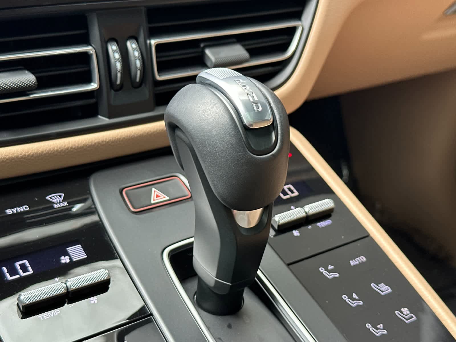 Certified 2025 Porsche Macan AWD/4WD image 24