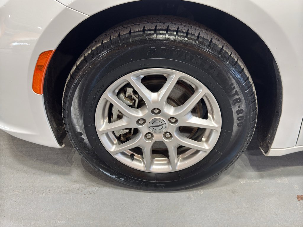 Used 2024 Chrysler Pacifica Touring-L image 9