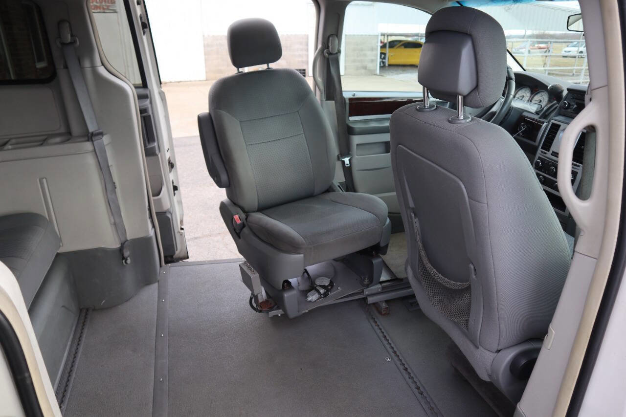 Used 2010 Chrysler Town & Country Touring image 28