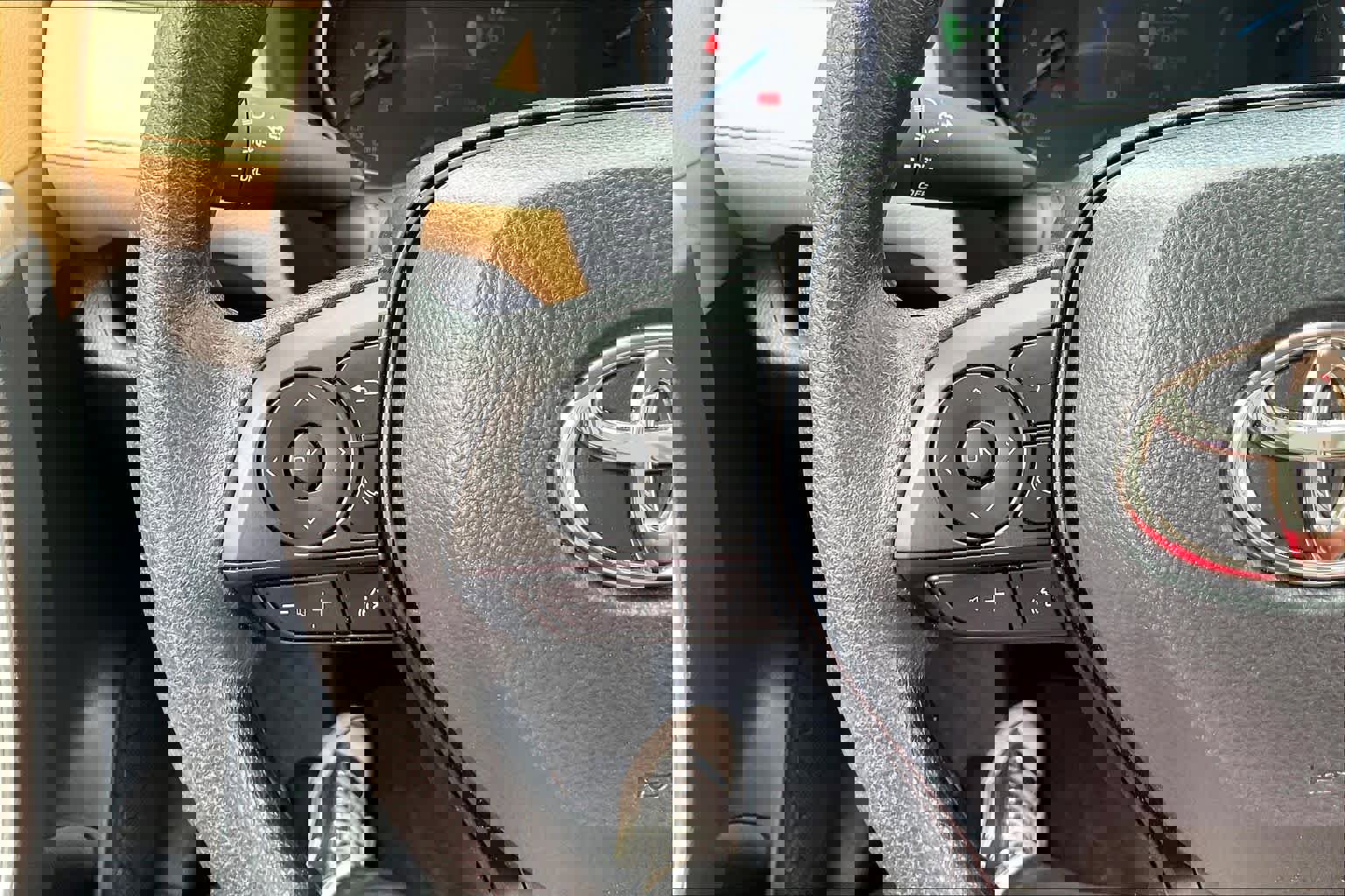 Used 2025 Toyota RAV4 LE AWD/4WD image 23