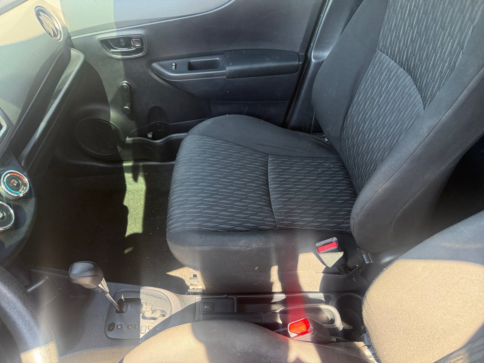 Used 2014 Toyota Yaris L FWD image 31