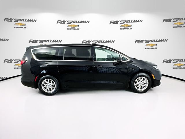 Used 2024 Chrysler Pacifica Touring-L FWD image 8