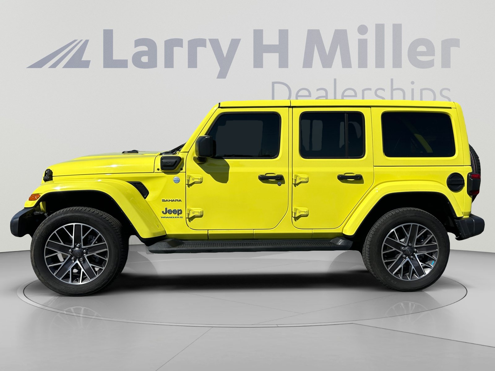 Used 2023 Jeep Wrangler Unlimited Sahara w/ Cold Weather Group AWD/4WD image 2