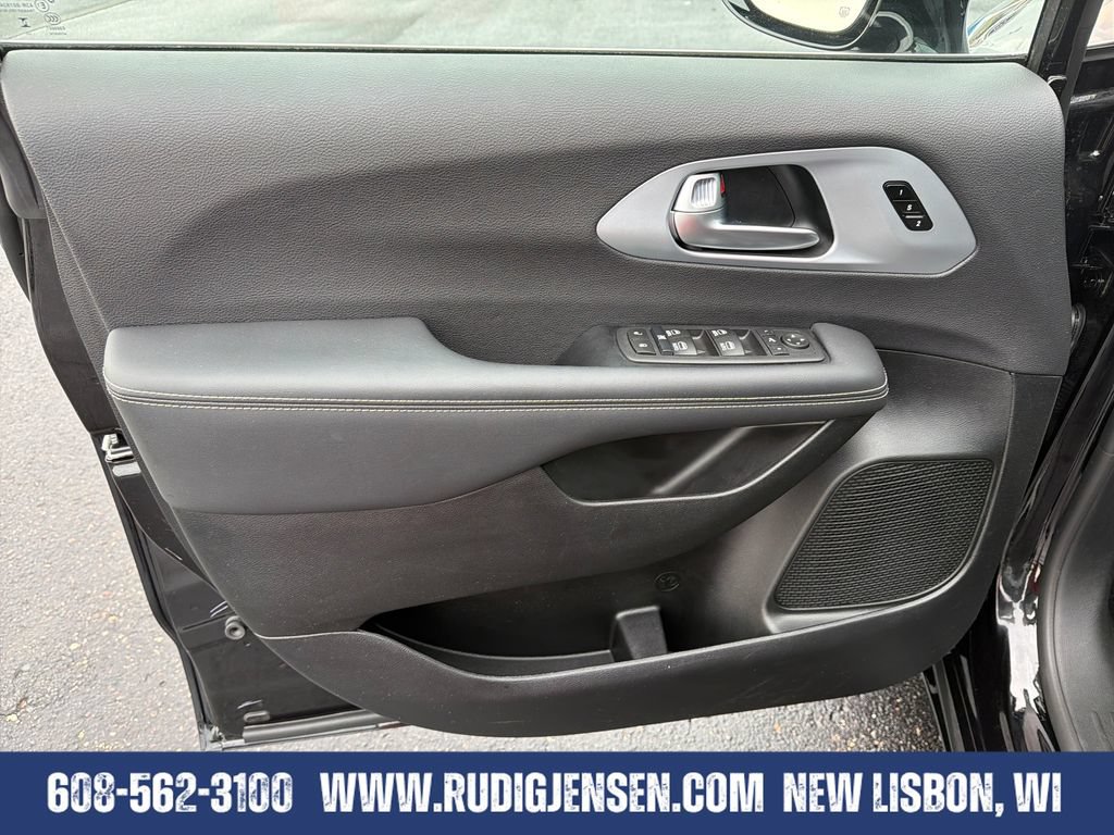 Used 2026 Chrysler Pacifica Limited FWD image 10