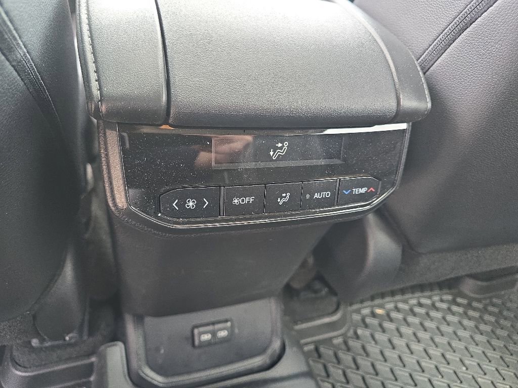 Used 2024 Toyota Highlander XLE AWD/4WD image 13