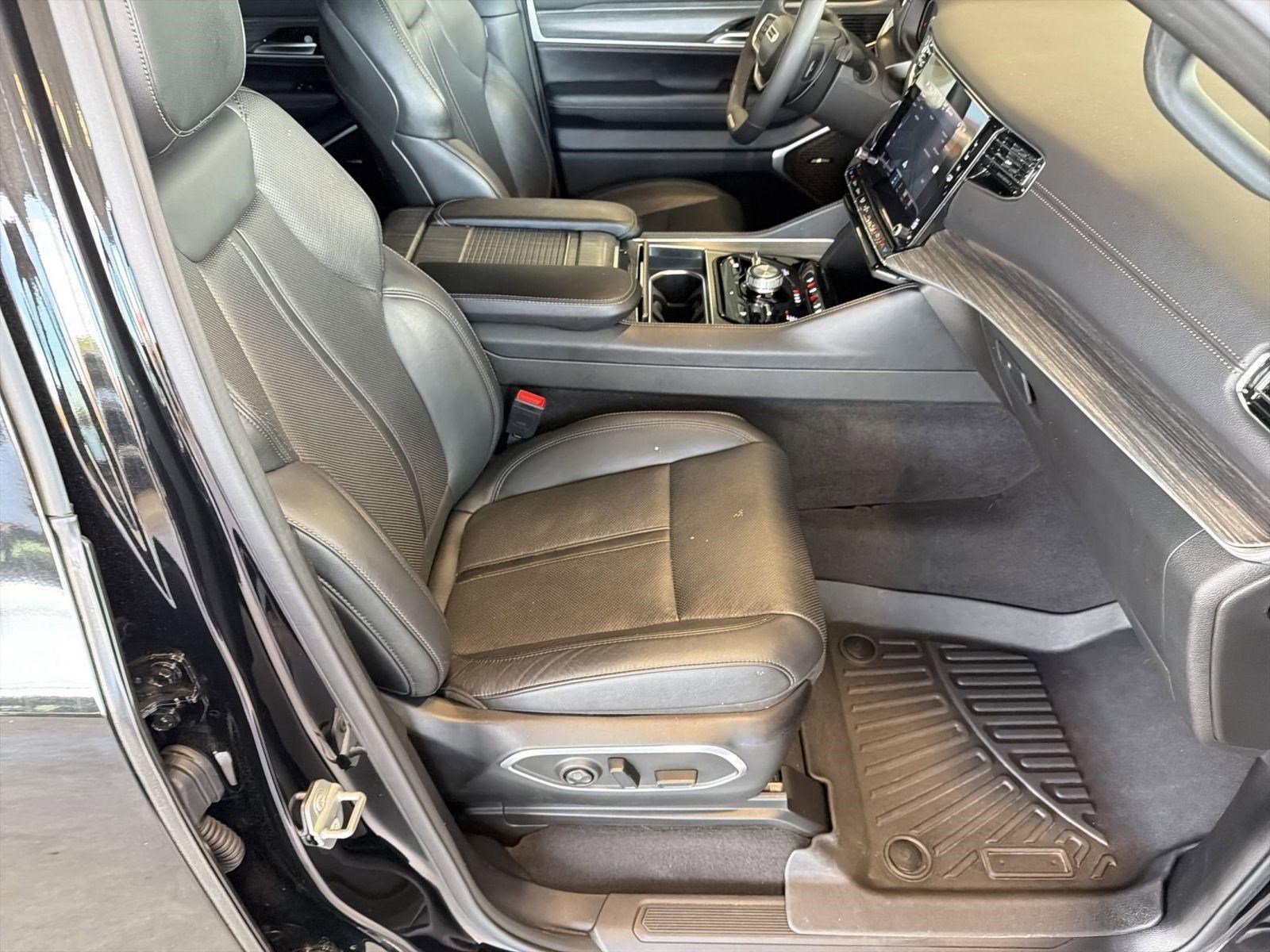 Used 2023 Jeep Wagoneer L Series III w/ Preferred Equipment Group image 30