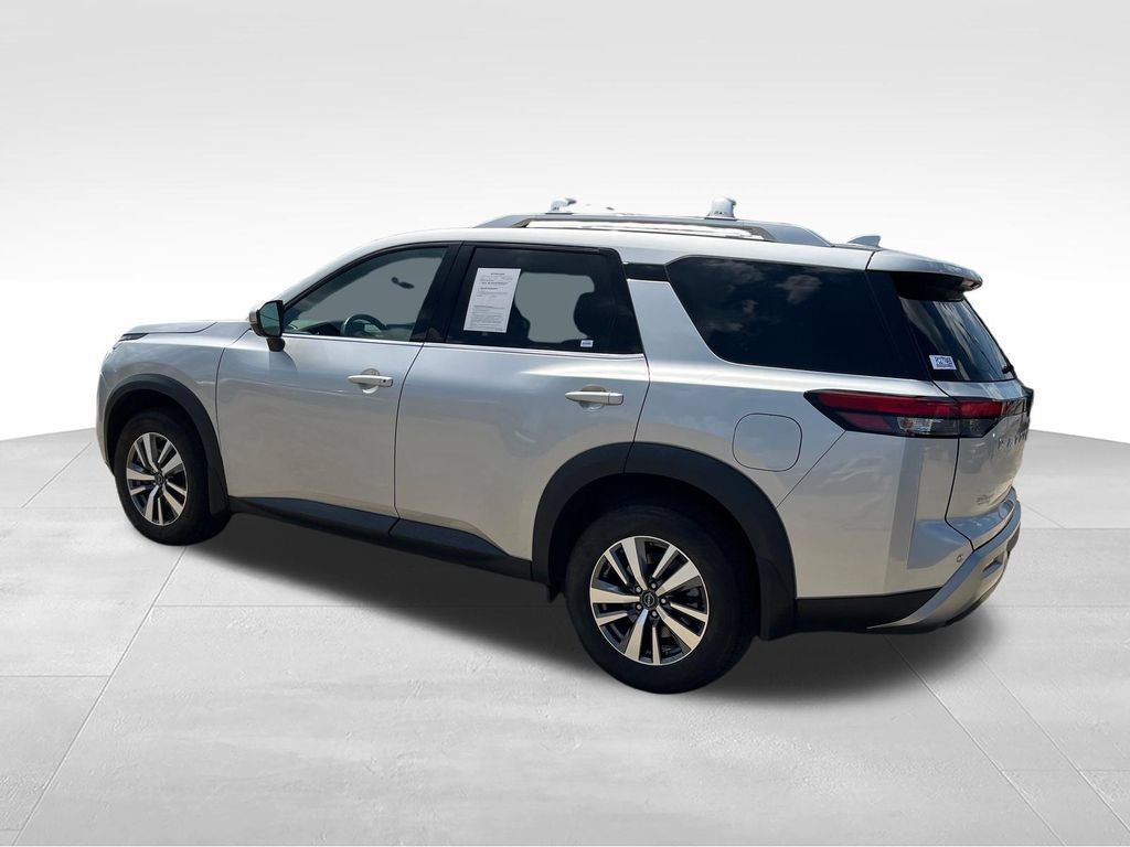 Used 2023 Nissan Pathfinder SL AWD/4WD image 3