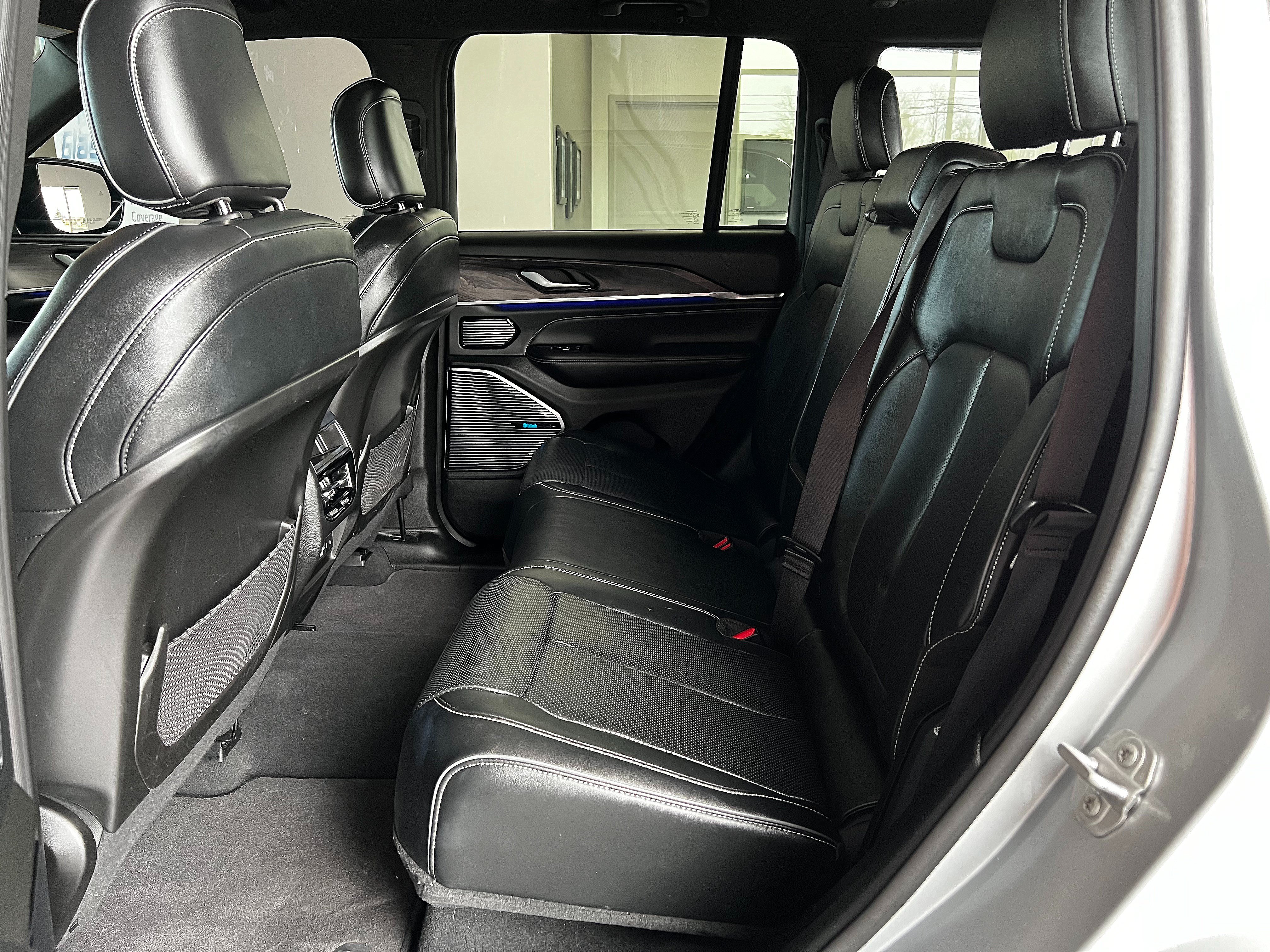 Used 2022 Jeep Grand Cherokee Overland AWD/4WD image 24