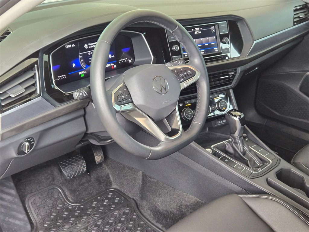 Used 2024 Volkswagen Jetta SE w/ Panoramic Sunroof Package image 10