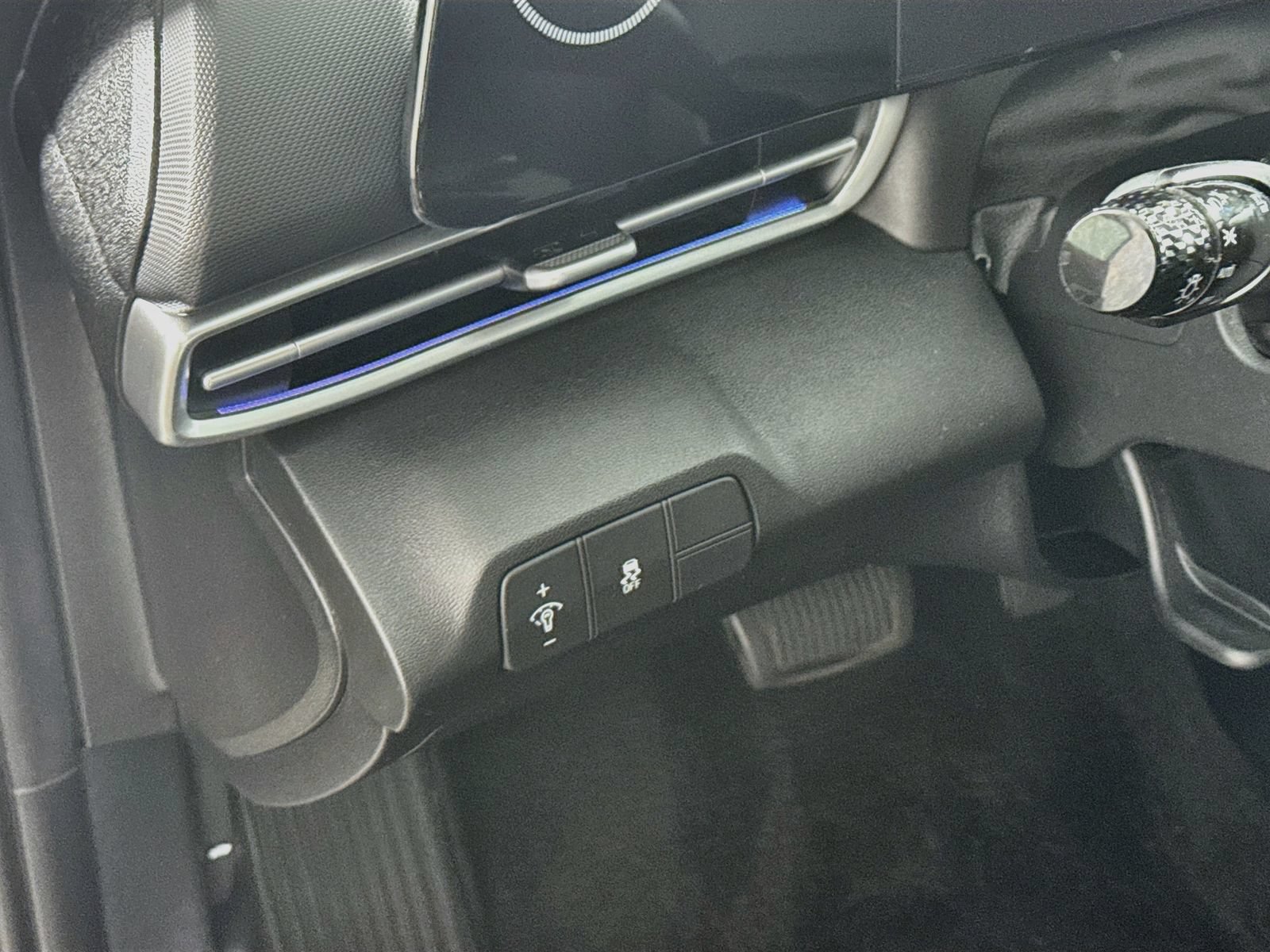 Used 2024 Hyundai Elantra SEL FWD image 7