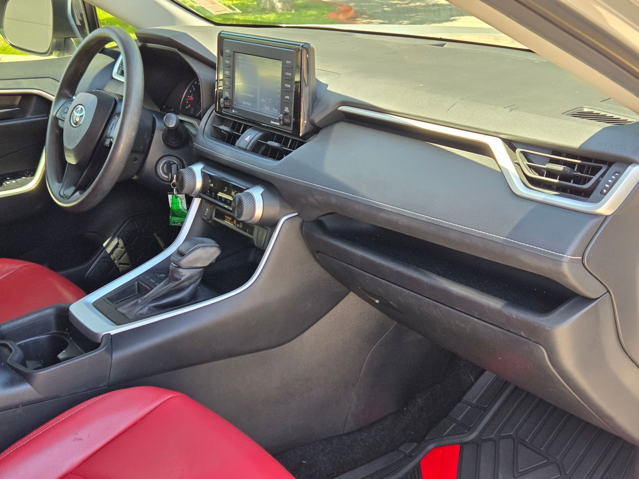 Used 2020 Toyota RAV4 LE FWD image 29