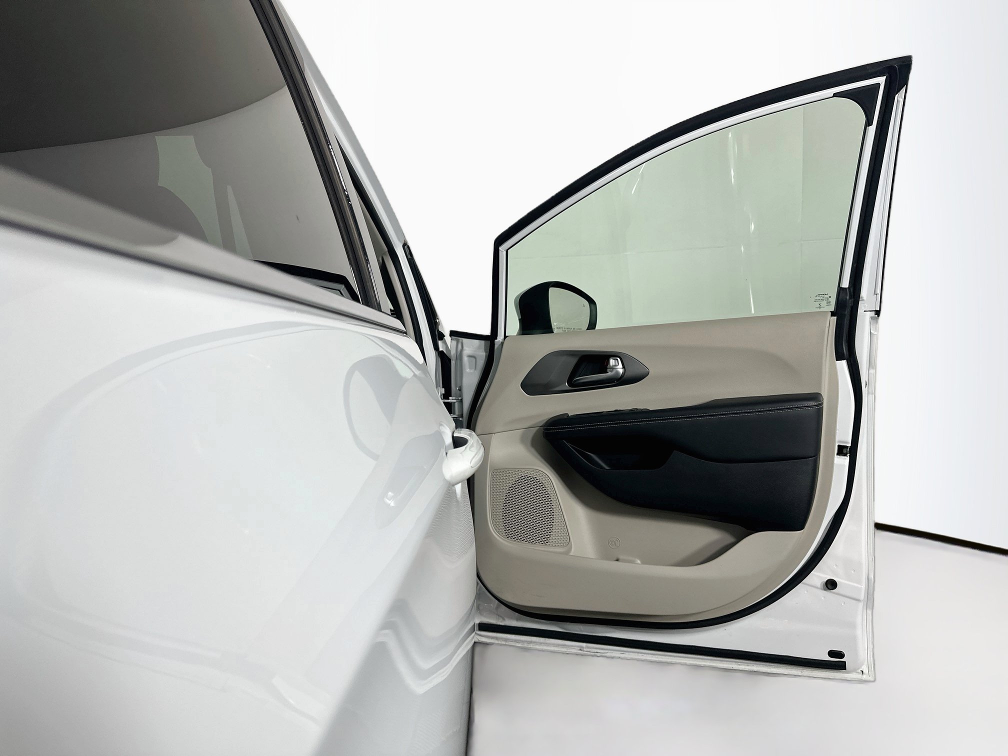 Used 2023 Chrysler Pacifica Touring-L AWD/4WD image 31