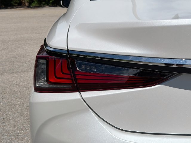 Used 2025 Lexus ES 350 w/ Technology Package FWD image 10
