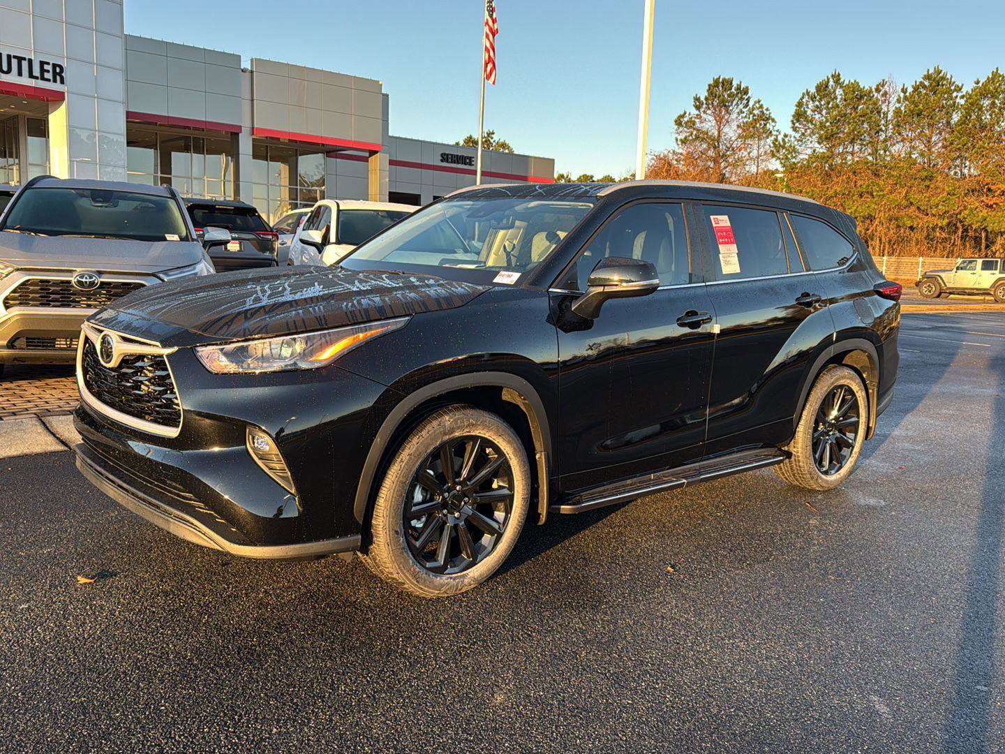 New 2026 Toyota Highlander XLE image 2
