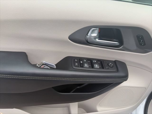 Used 2023 Chrysler Pacifica Touring-L FWD image 18