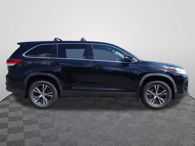 Used 2019 Toyota Highlander LE AWD/4WD image 4