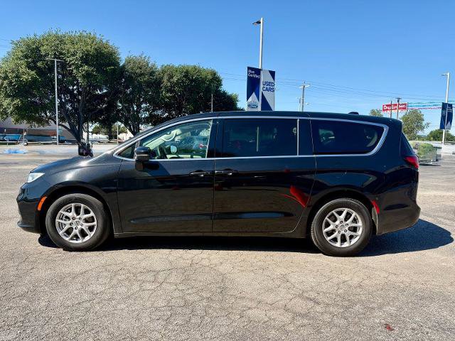 Used 2023 Chrysler Pacifica Touring-L FWD image 8