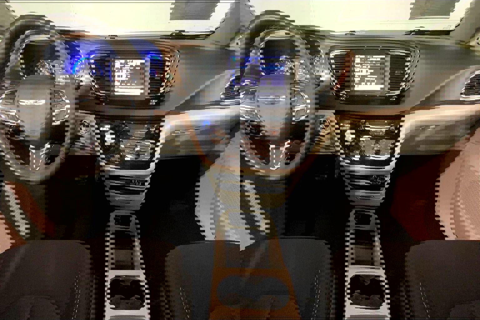 Used 2023 Chrysler Voyager LX image 15