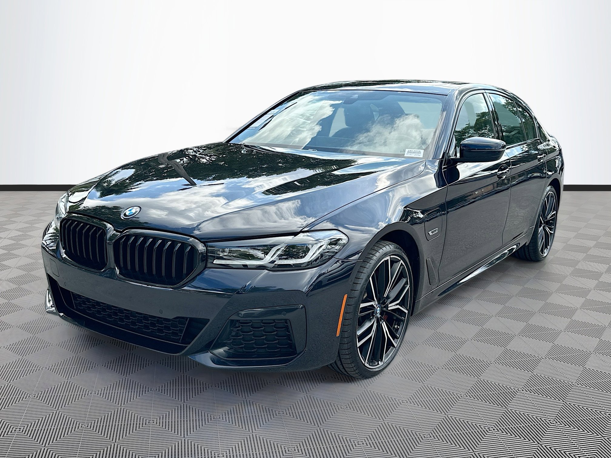 Used 2023 BMW 530e w/ M Sport Package image 3