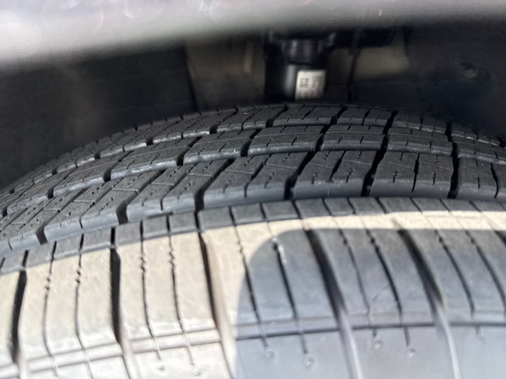 Used 2025 Kia Carnival FWD image 31