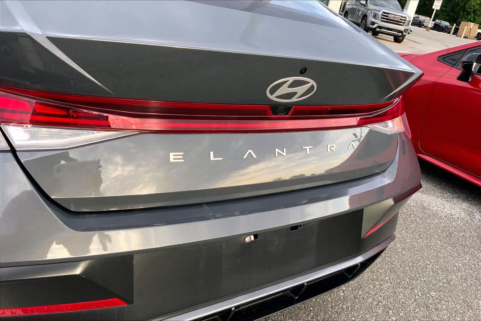 Used 2025 Hyundai Elantra SEL FWD image 30