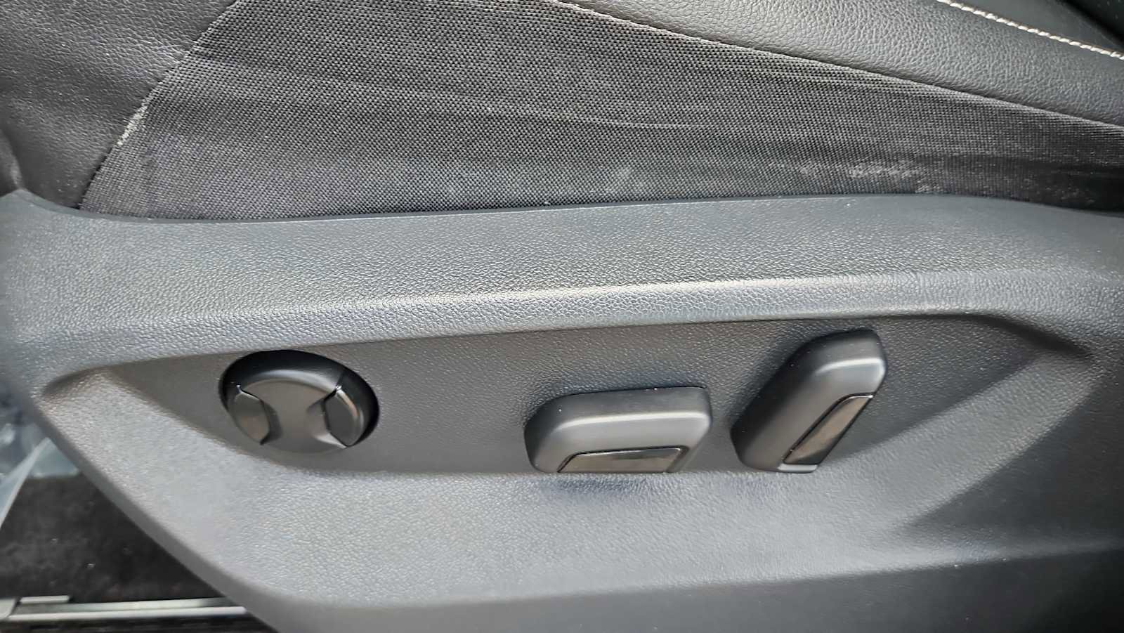 Used 2021 Volkswagen Tiguan SE w/ Panoramic Sunroof Package FWD image 14