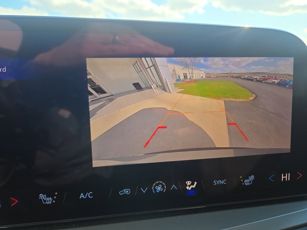 Certified 2025 Chevrolet Traverse LT w/ Sun and Wheel Package AWD/4WD image 19