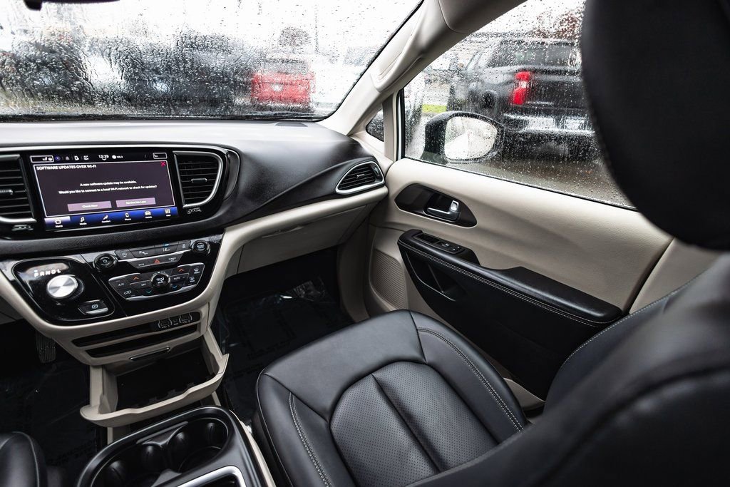 Used 2024 Chrysler Pacifica Touring-L image 28