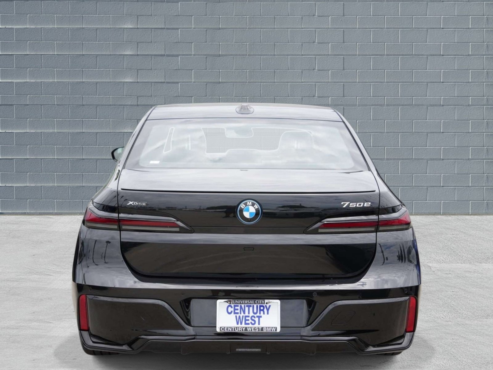 Used 2026 BMW 750e xDrive w/ Premium Package AWD/4WD image 4