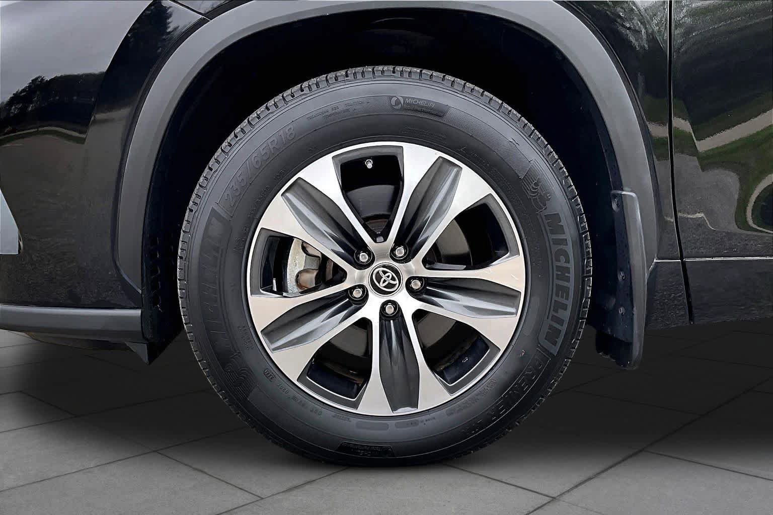 Used 2021 Toyota Highlander XLE AWD/4WD image 11