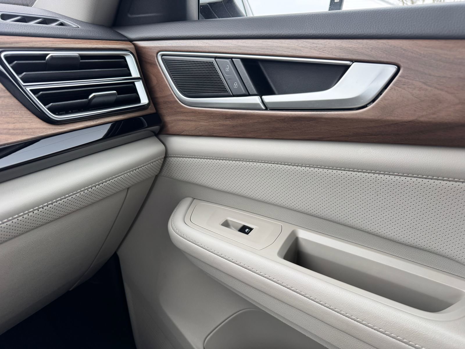 Used 2024 Volkswagen Atlas SE image 22