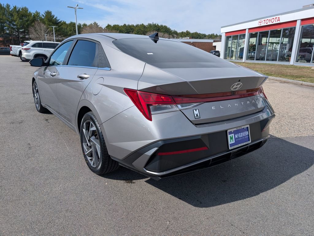 Used 2024 Hyundai Elantra SEL w/ Convenience Package image 3