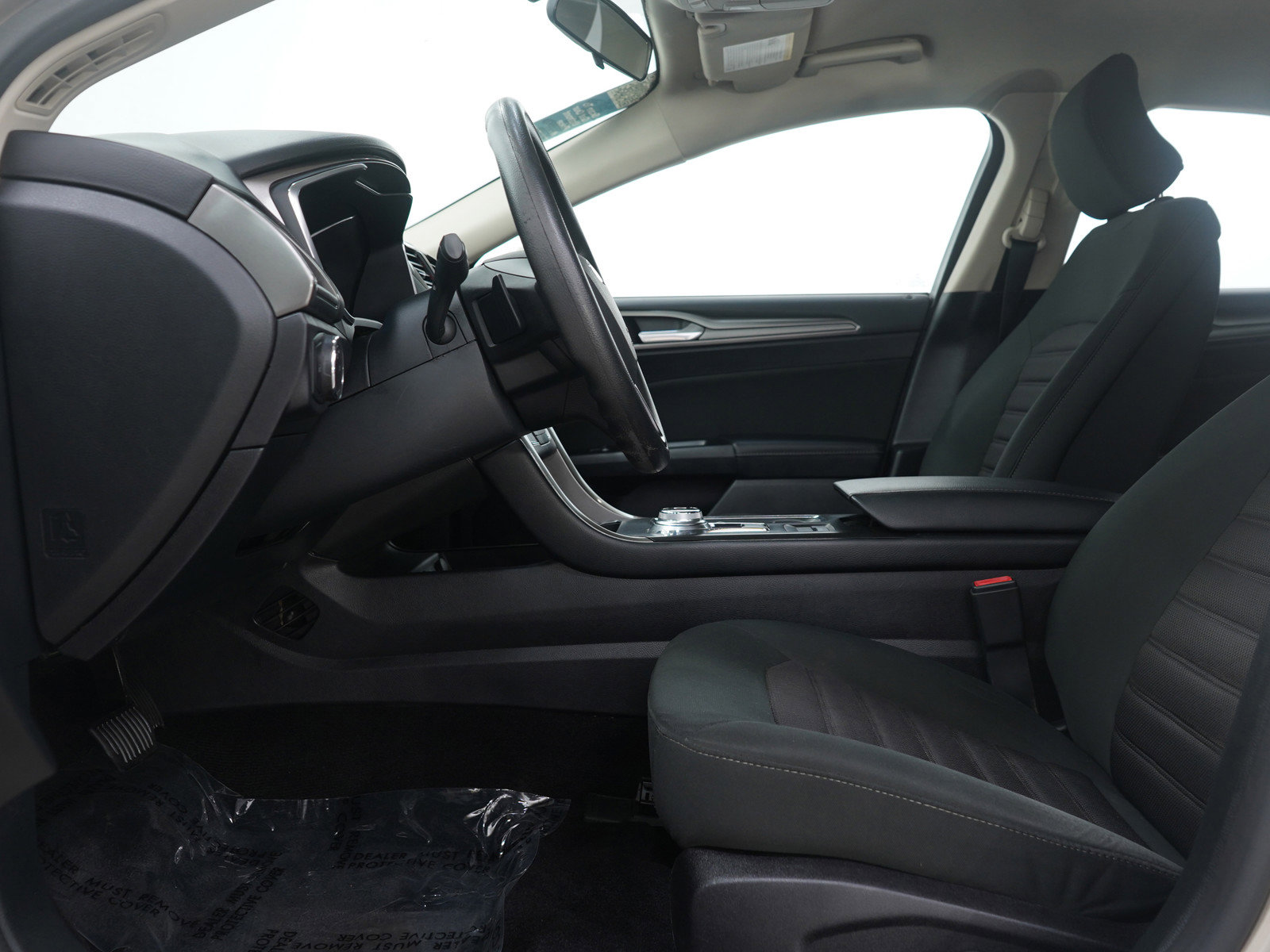 Used 2017 Ford Fusion SE w/ Fusion SE Technology Package image 18