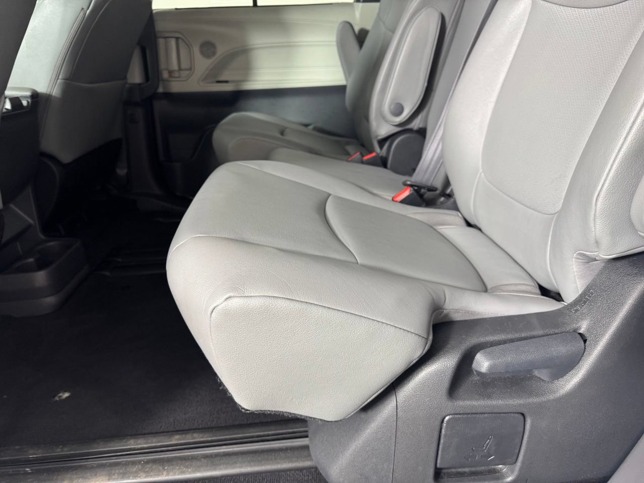 Used 2023 Toyota Sienna XLE FWD image 25