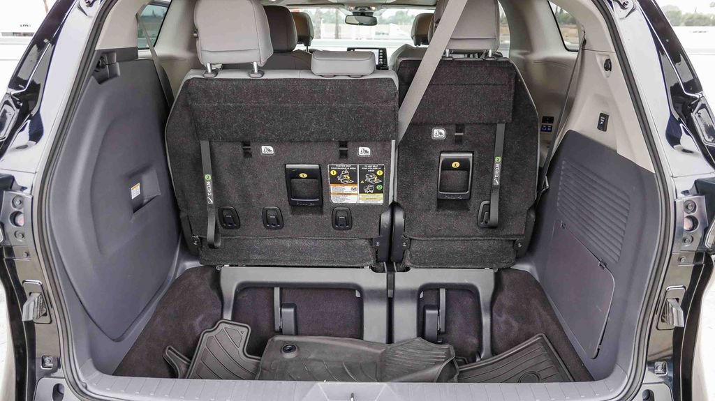 Used 2024 Toyota Sienna XLE w/ XLE Plus Package FWD image 32