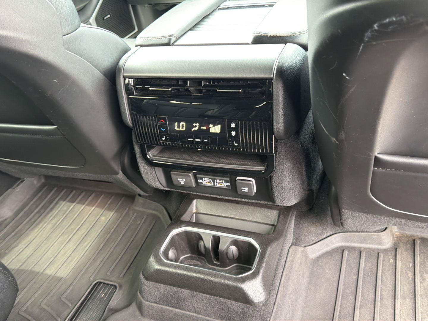 Used 2023 Jeep Wagoneer L Series II AWD/4WD image 38