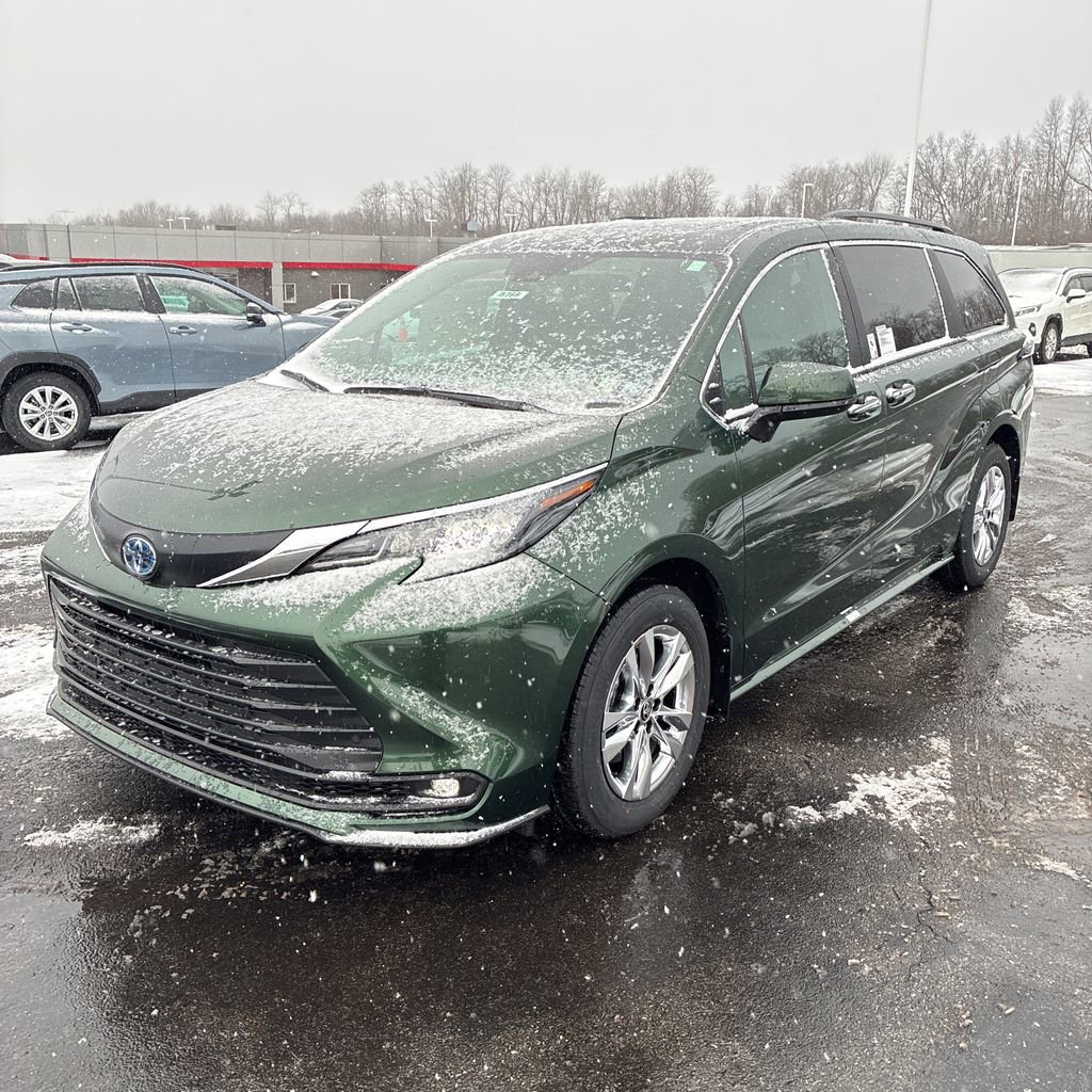 Used 2025 Toyota Sienna XLE image 1