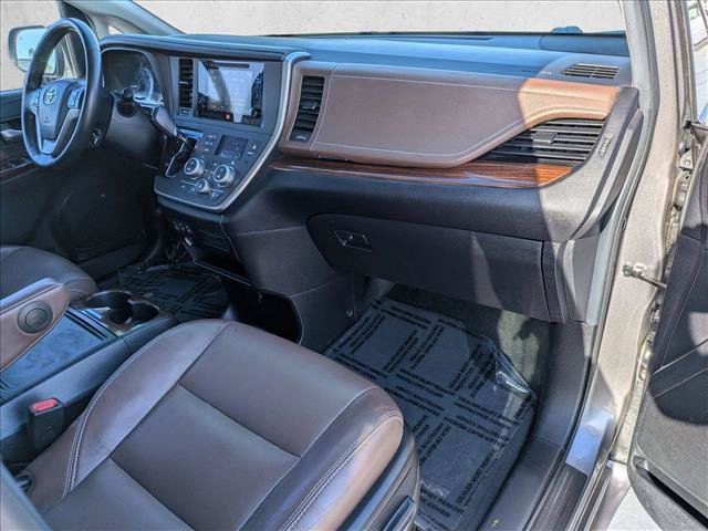 Used 2017 Toyota Sienna Limited w/ Preferred Accessory Package FWD image 22