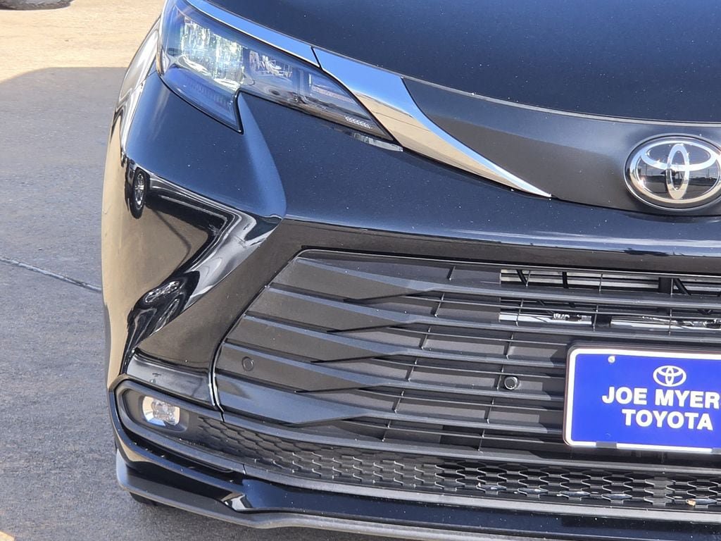 Used 2026 Toyota Sienna XLE FWD image 5